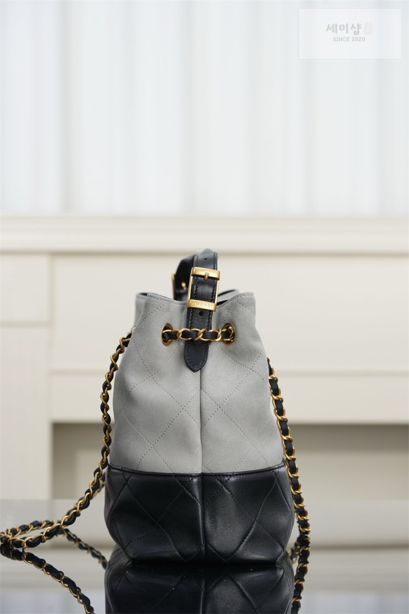 C H A N E L 샤넬 25A 스웨이드 스몰 쇼퍼백 그레이 블랙 Bag 18번 이미지