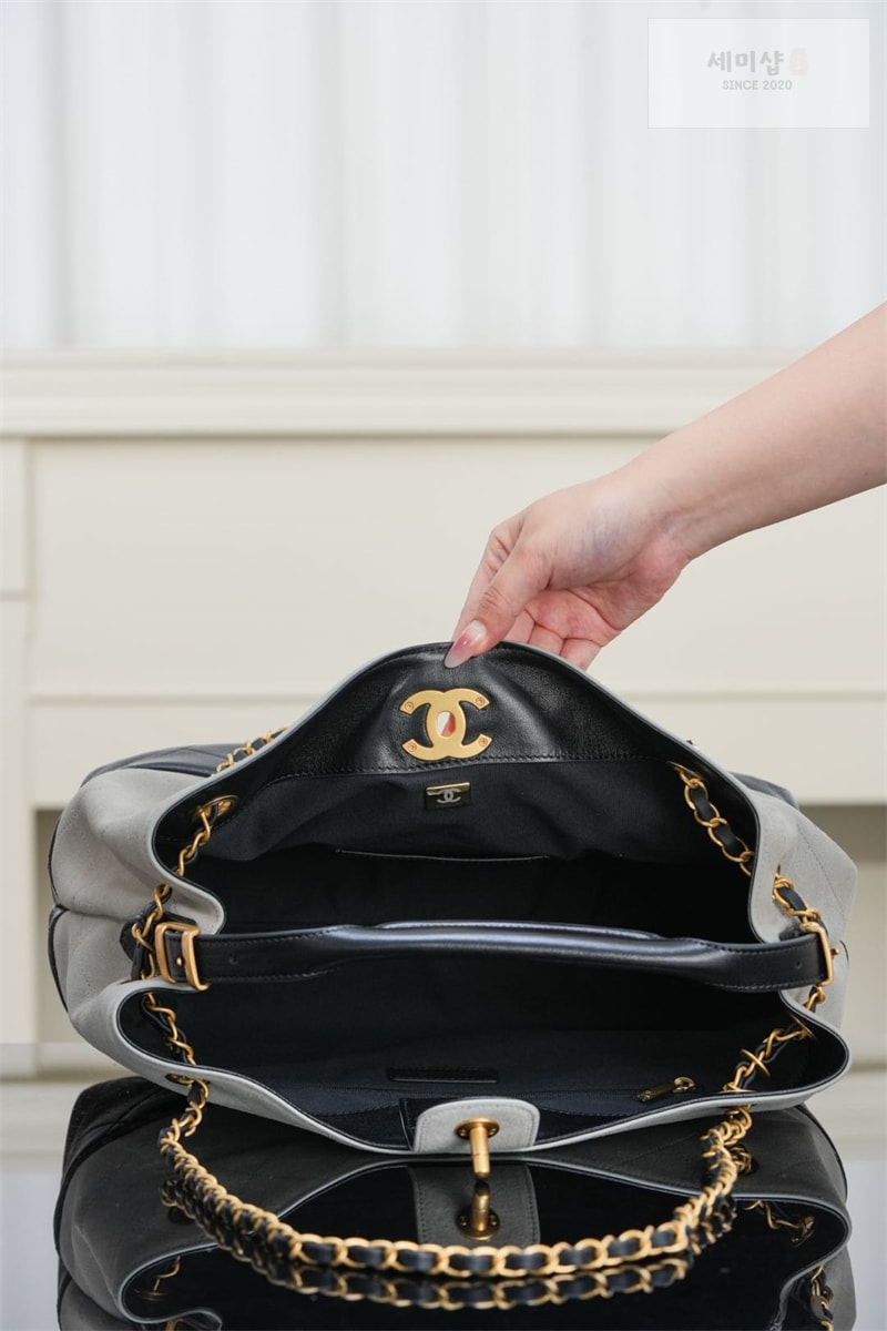 C H A N E L 샤넬 25A 스웨이드 스몰 쇼퍼백 그레이 블랙 Bag 6번 이미지
