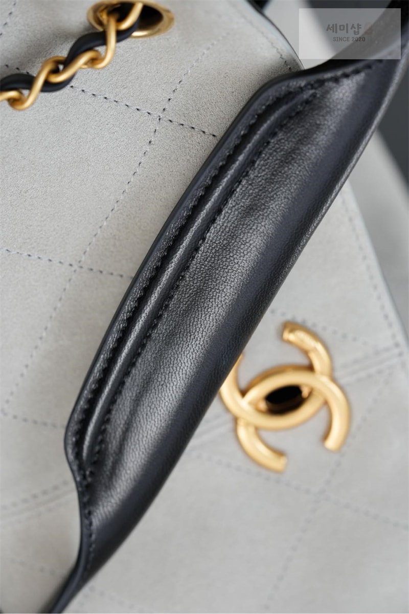 C H A N E L 샤넬 25A 스웨이드 스몰 쇼퍼백 그레이 블랙 Bag 19번 이미지