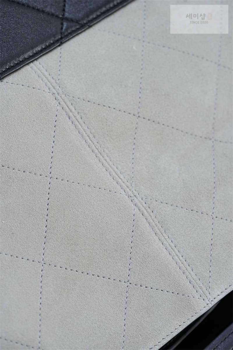 C H A N E L 샤넬 25A 스웨이드 스몰 쇼퍼백 그레이 블랙 Bag 7번 이미지