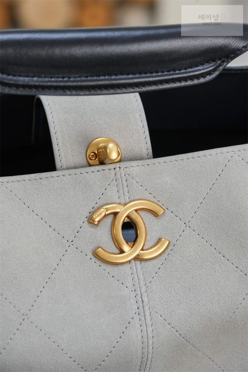 C H A N E L 샤넬 25A 스웨이드 스몰 쇼퍼백 그레이 블랙 Bag 16번 이미지