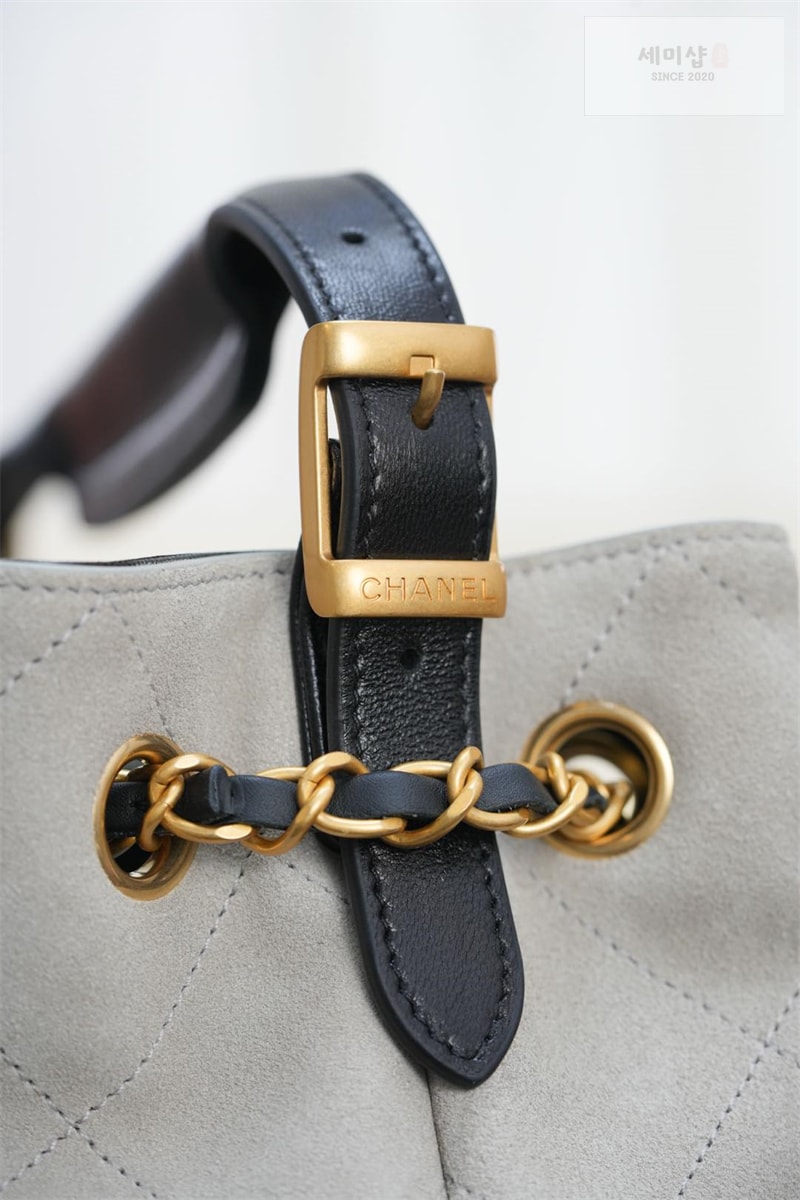 C H A N E L 샤넬 25A 스웨이드 스몰 쇼퍼백 그레이 블랙 Bag 20번 이미지