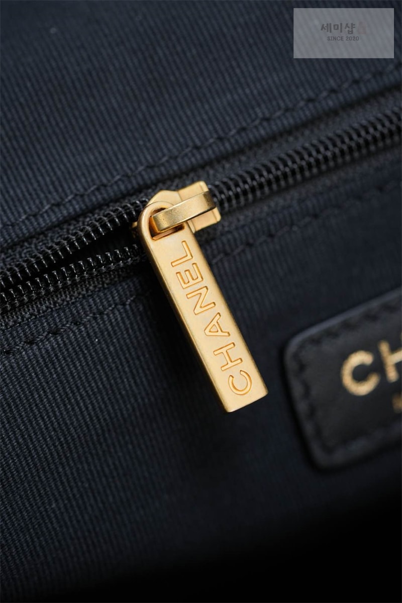 C H A N E L 샤넬 25A 스웨이드 스몰 쇼퍼백 그레이 블랙 Bag 13번 이미지