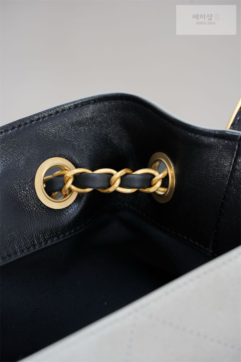 C H A N E L 샤넬 25A 스웨이드 스몰 쇼퍼백 그레이 블랙 Bag 17번 이미지