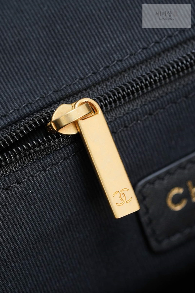C H A N E L 샤넬 25A 스웨이드 스몰 쇼퍼백 그레이 블랙 Bag 21번 이미지