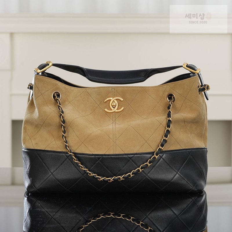 C H A N E L 샤넬 25A 스웨이드 스몰 쇼퍼백 베이지 블랙 Bag 11번 이미지