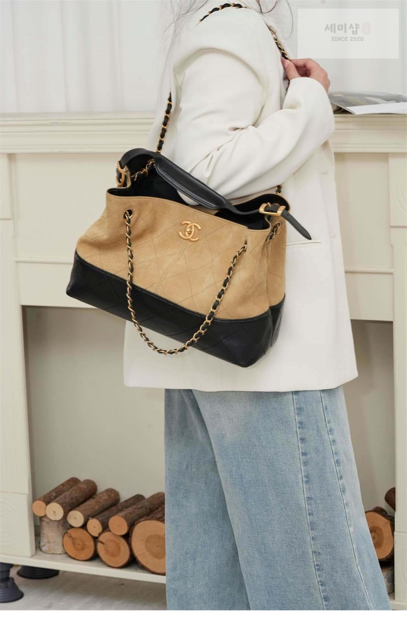 C H A N E L 샤넬 25A 스웨이드 스몰 쇼퍼백 베이지 블랙 Bag 16번 이미지