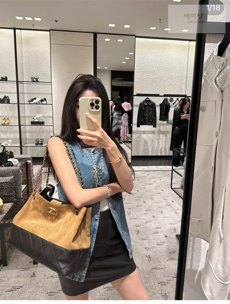 C H A N E L 샤넬 25A 스웨이드 스몰 쇼퍼백 베이지 블랙 Bag 1번 이미지