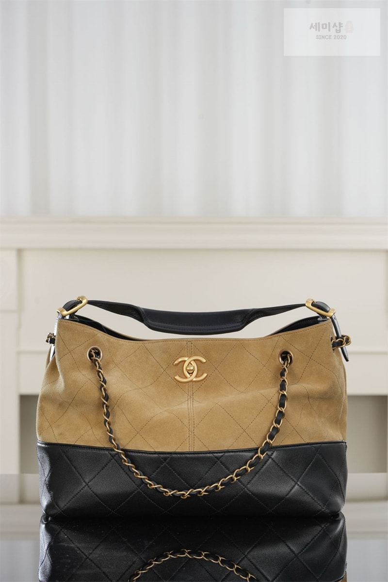 C H A N E L 샤넬 25A 스웨이드 스몰 쇼퍼백 베이지 블랙 Bag 6번 이미지