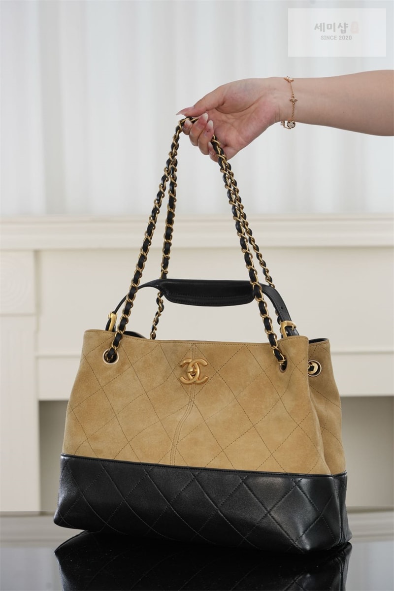 C H A N E L 샤넬 25A 스웨이드 스몰 쇼퍼백 베이지 블랙 Bag 12번 이미지