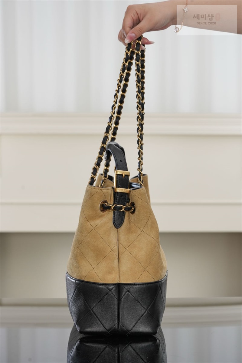 C H A N E L 샤넬 25A 스웨이드 스몰 쇼퍼백 베이지 블랙 Bag 17번 이미지