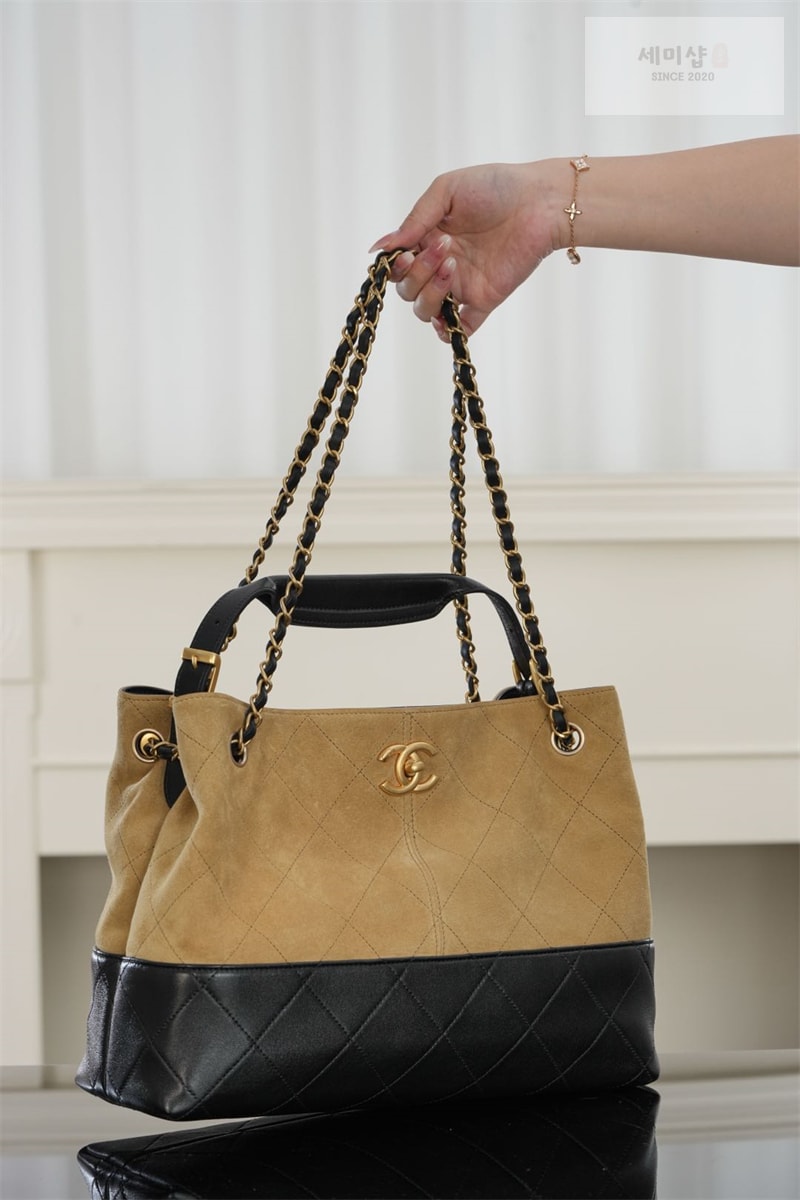 C H A N E L 샤넬 25A 스웨이드 스몰 쇼퍼백 베이지 블랙 Bag 2번 이미지