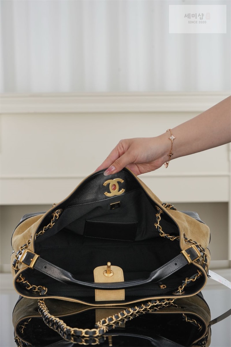 C H A N E L 샤넬 25A 스웨이드 스몰 쇼퍼백 베이지 블랙 Bag 7번 이미지
