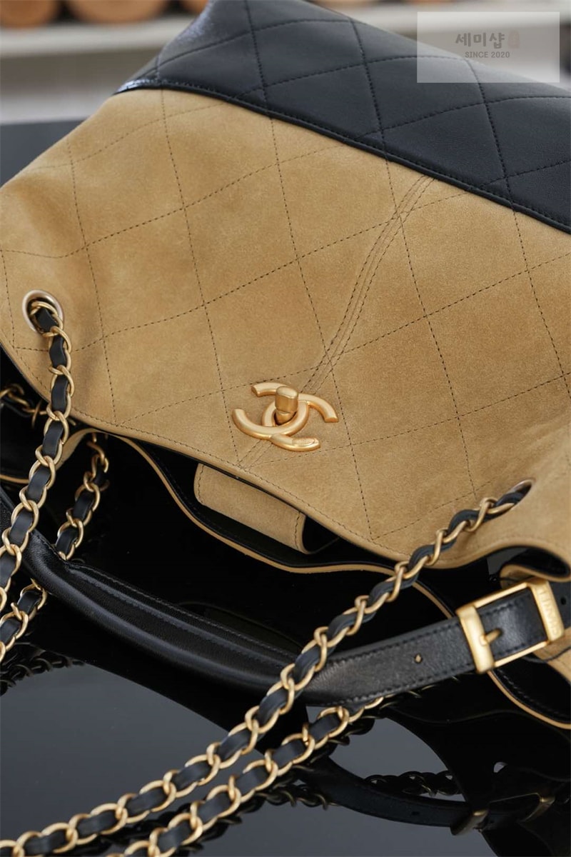 C H A N E L 샤넬 25A 스웨이드 스몰 쇼퍼백 베이지 블랙 Bag 8번 이미지