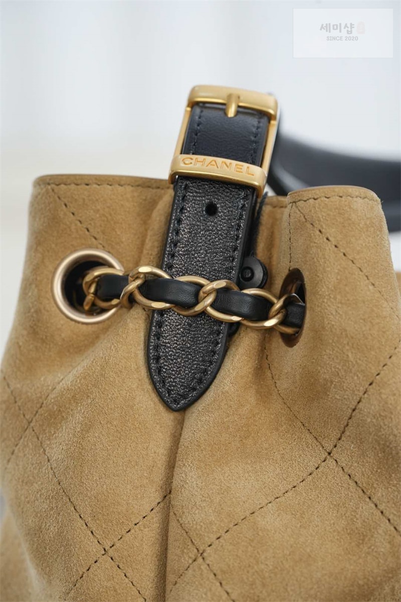 C H A N E L 샤넬 25A 스웨이드 스몰 쇼퍼백 베이지 블랙 Bag 19번 이미지