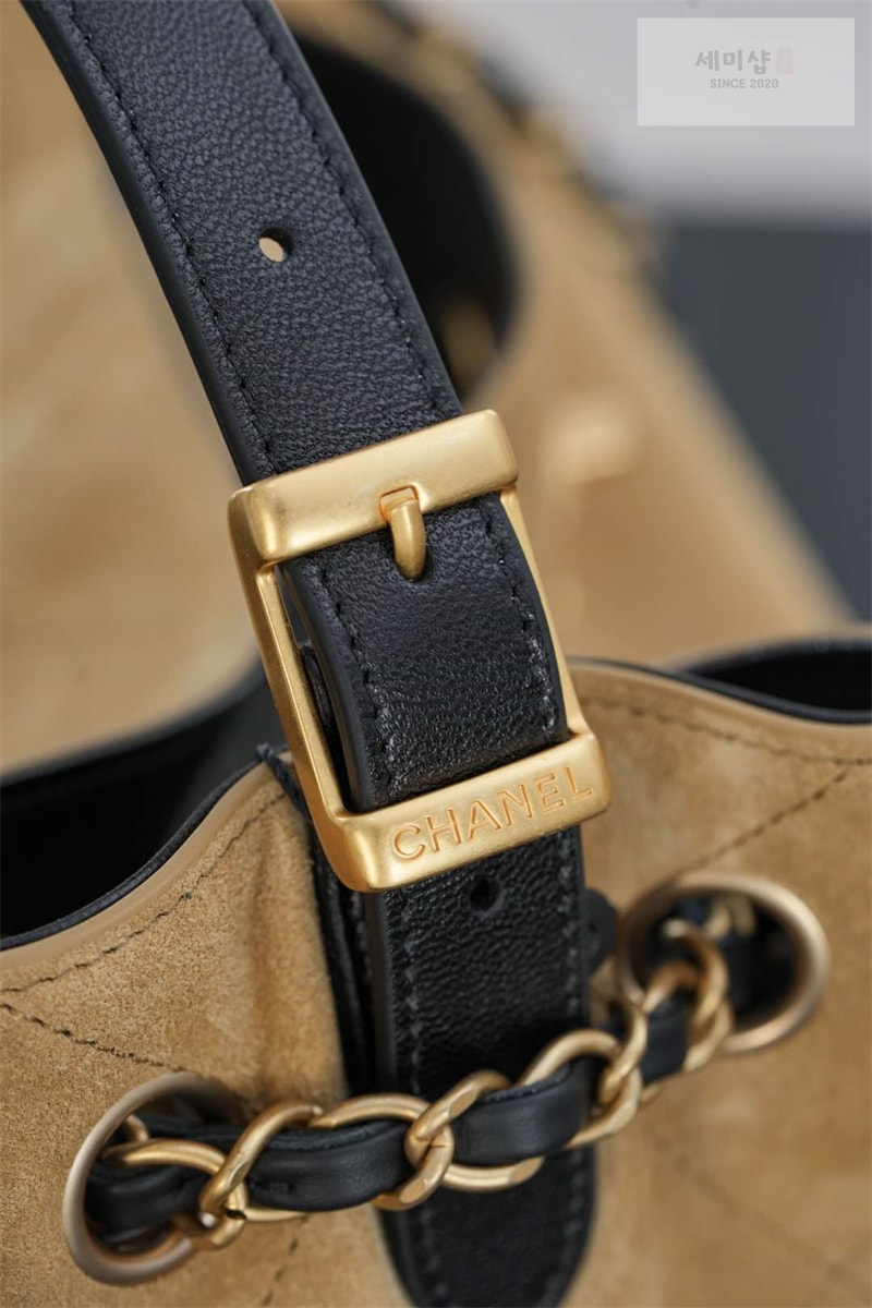 C H A N E L 샤넬 25A 스웨이드 스몰 쇼퍼백 베이지 블랙 Bag 4번 이미지