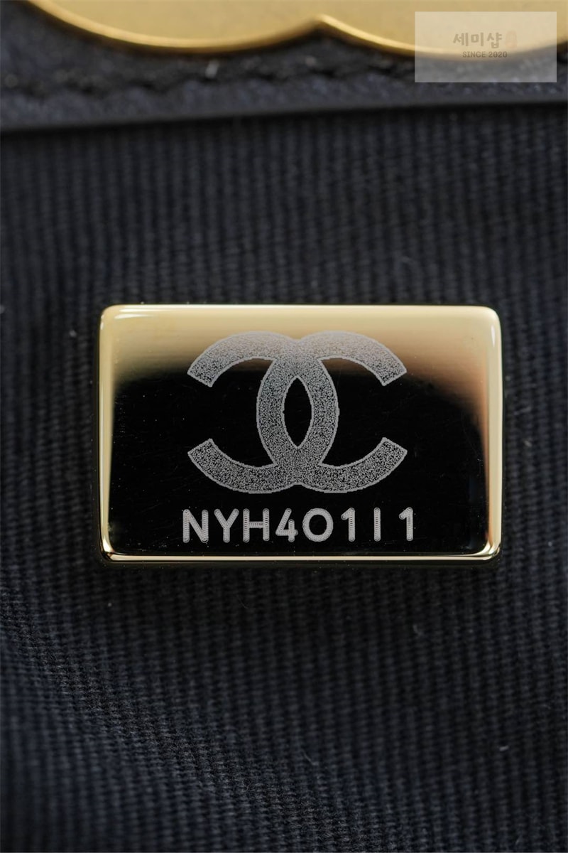 C H A N E L 샤넬 25A 스웨이드 스몰 쇼퍼백 베이지 블랙 Bag 5번 이미지