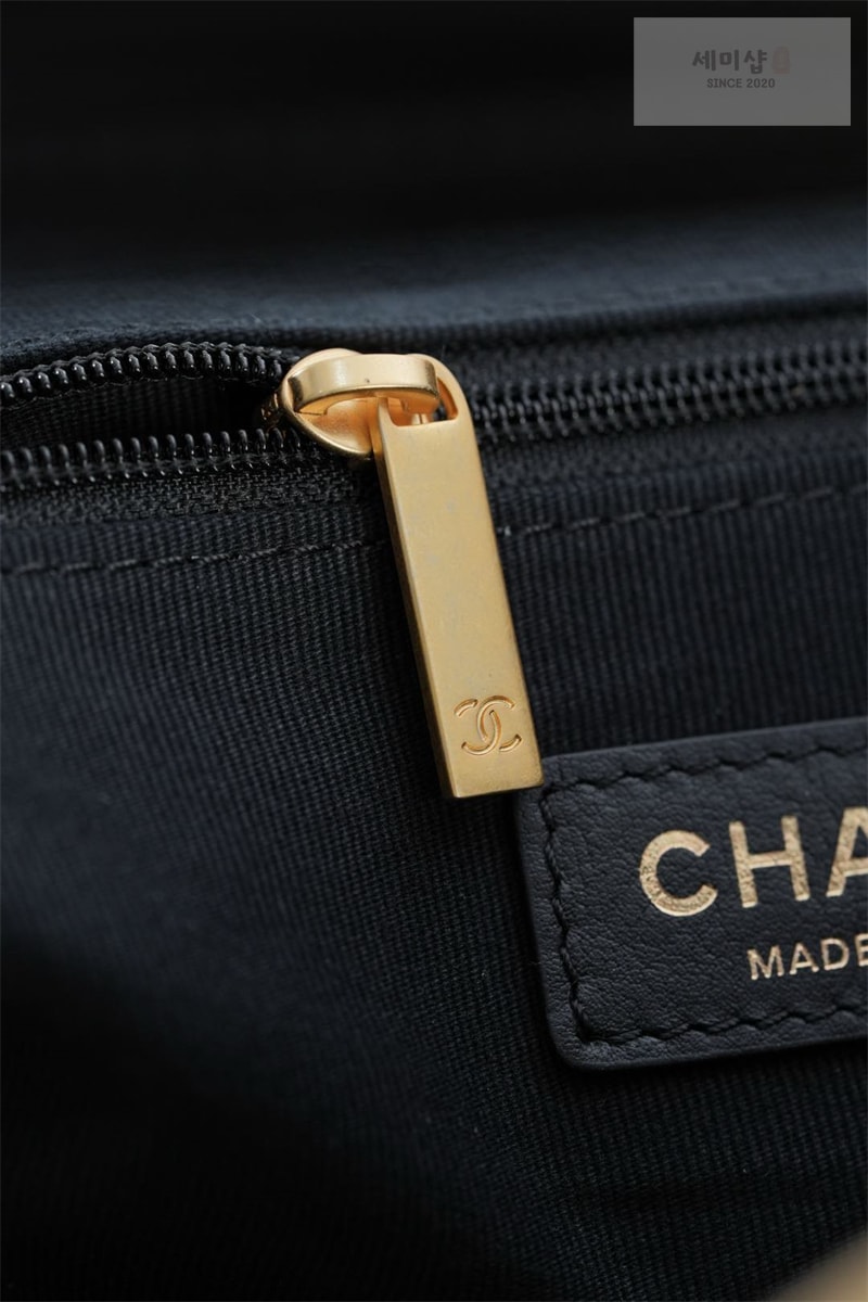 C H A N E L 샤넬 25A 스웨이드 스몰 쇼퍼백 베이지 블랙 Bag 10번 이미지