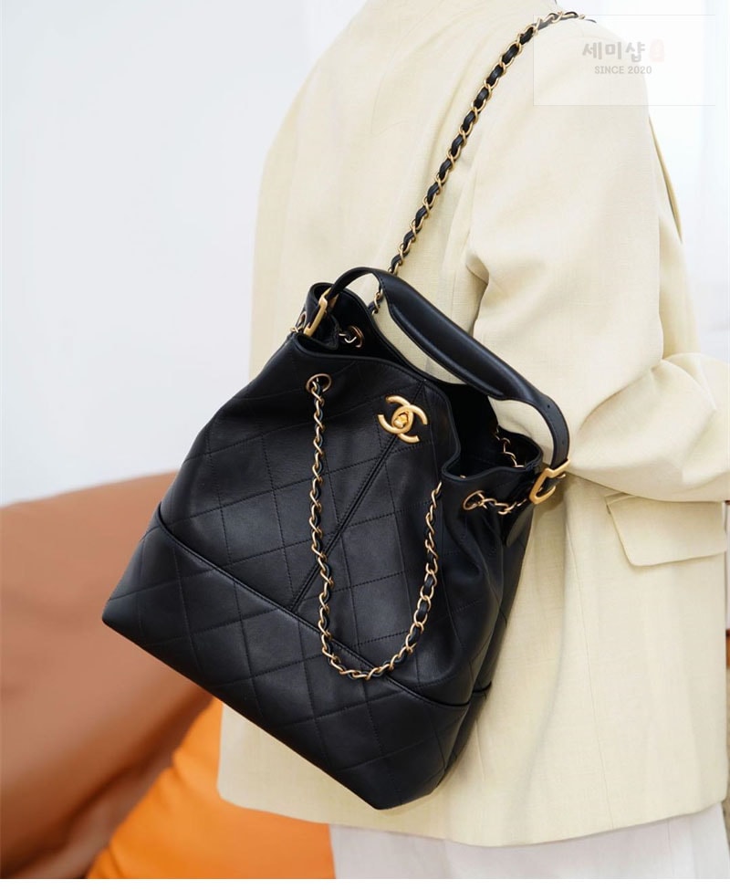 C H A N E L 샤넬 25A 카프스킨 골드메탈 쇼핑백 블랙 Bag 2번 이미지