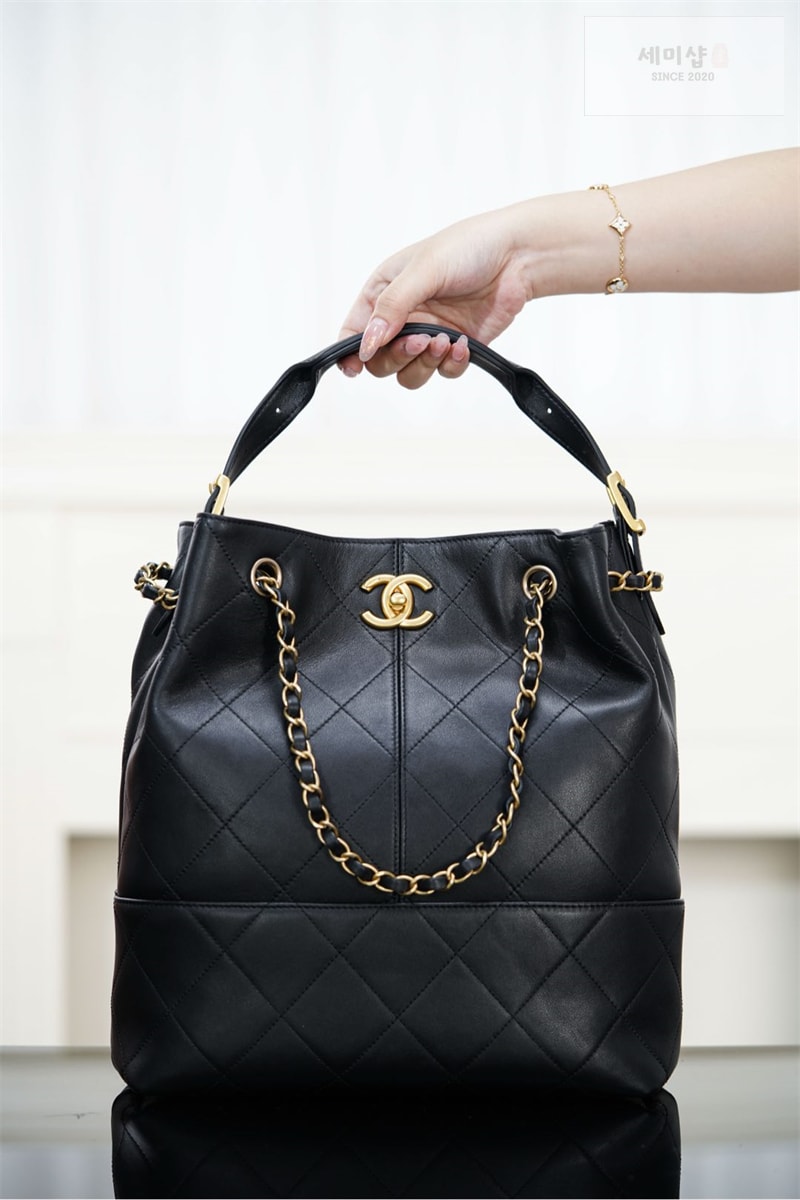 C H A N E L 샤넬 25A 카프스킨 골드메탈 쇼핑백 블랙 Bag 12번 이미지