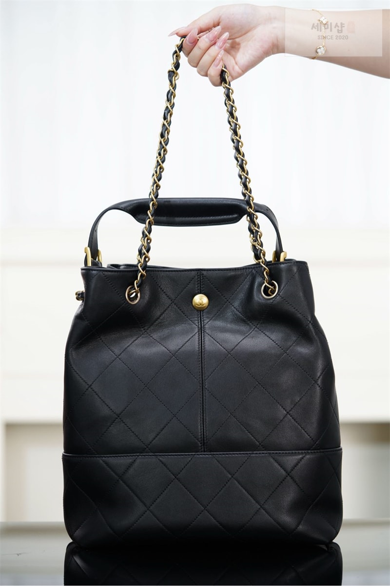 C H A N E L 샤넬 25A 카프스킨 골드메탈 쇼핑백 블랙 Bag 17번 이미지