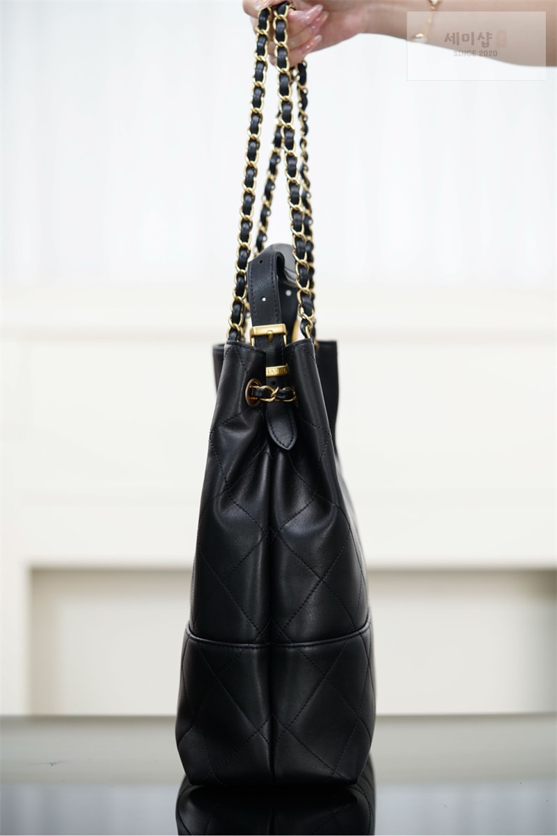 C H A N E L 샤넬 25A 카프스킨 골드메탈 쇼핑백 블랙 Bag 7번 이미지