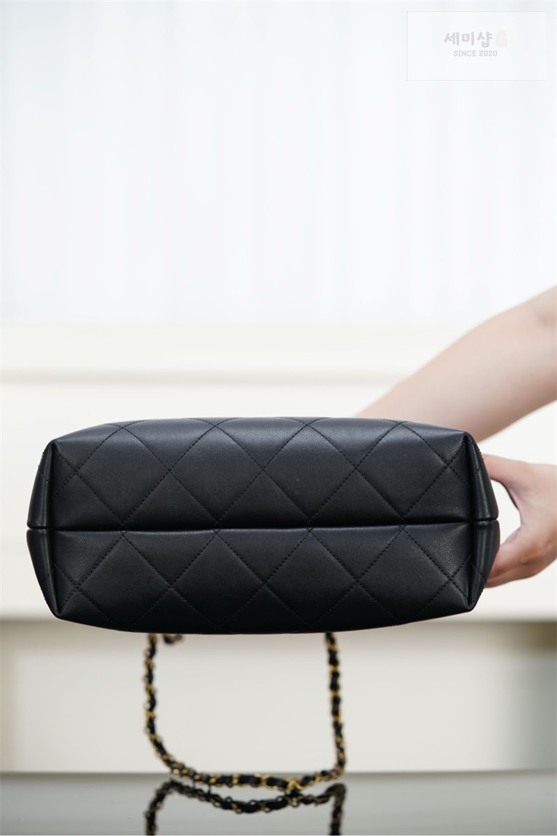 C H A N E L 샤넬 25A 카프스킨 골드메탈 쇼핑백 블랙 Bag 18번 이미지