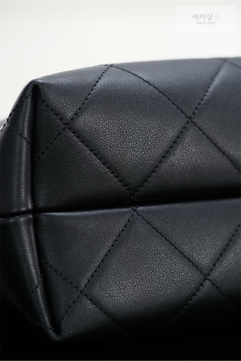 C H A N E L 샤넬 25A 카프스킨 골드메탈 쇼핑백 블랙 Bag 5번 이미지