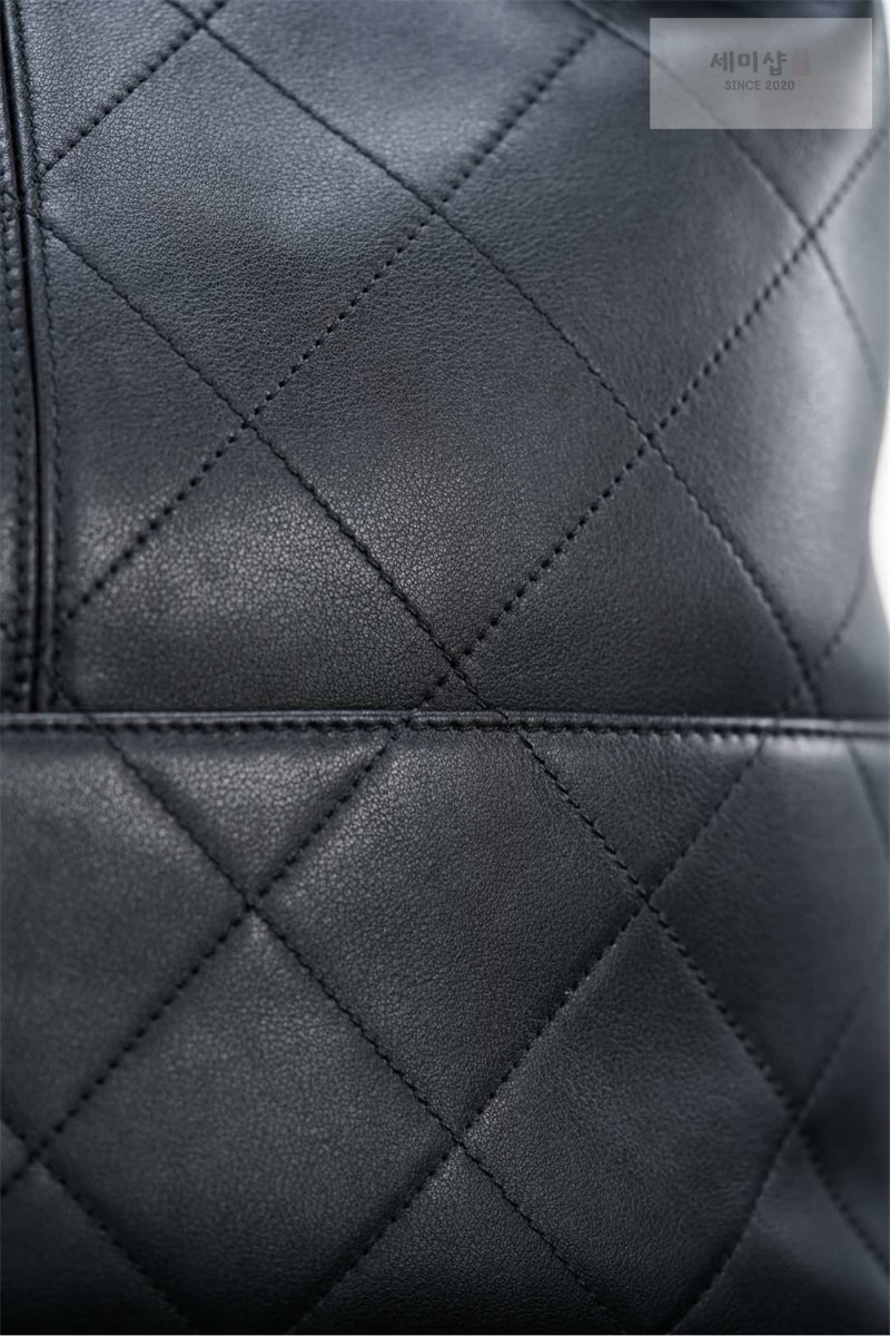 C H A N E L 샤넬 25A 카프스킨 골드메탈 쇼핑백 블랙 Bag 15번 이미지