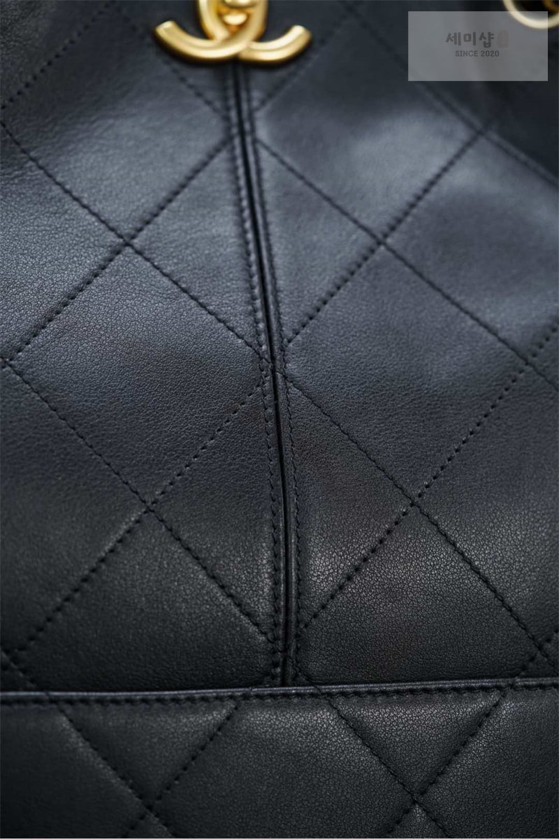 C H A N E L 샤넬 25A 카프스킨 골드메탈 쇼핑백 블랙 Bag 10번 이미지