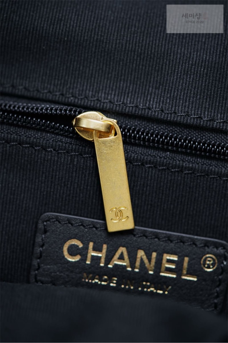 C H A N E L 샤넬 25A 카프스킨 골드메탈 쇼핑백 블랙 Bag 6번 이미지