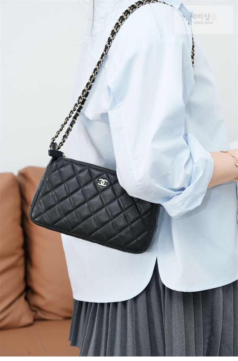 C H A N E L 샤넬 25A 캐비어 미니 체인 숄더백 블랙 Bag 7번 이미지