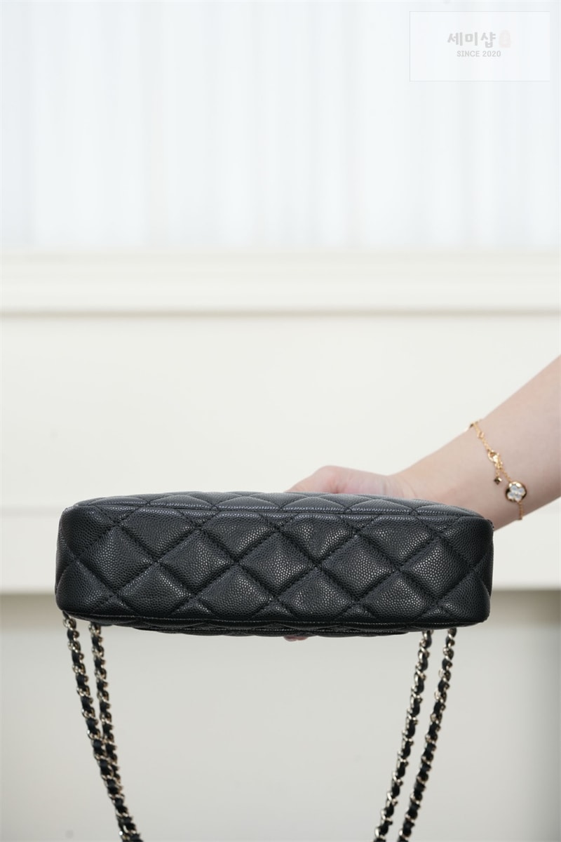 C H A N E L 샤넬 25A 캐비어 미니 체인 숄더백 블랙 Bag 4번 이미지