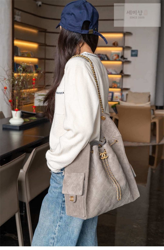 C H A N E L 샤넬 25C 스웨이드 호보 버킷백 라지 다크그레이 Bag 17번 이미지