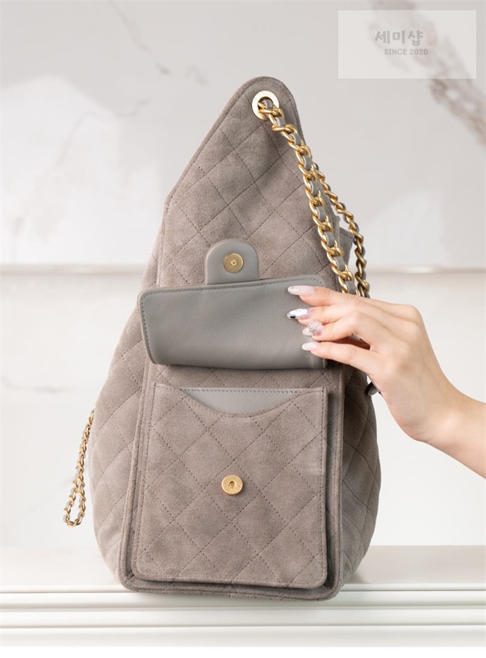 C H A N E L 샤넬 25C 스웨이드 호보 버킷백 라지 다크그레이 Bag 18번 이미지