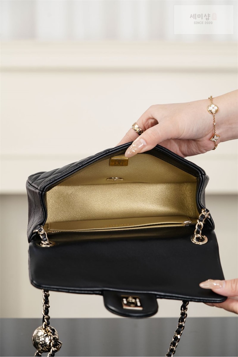 샤넬 샤넬 25K 골드볼 클래식 플랩백 미니 블랙 블랙 Bag 17번 이미지