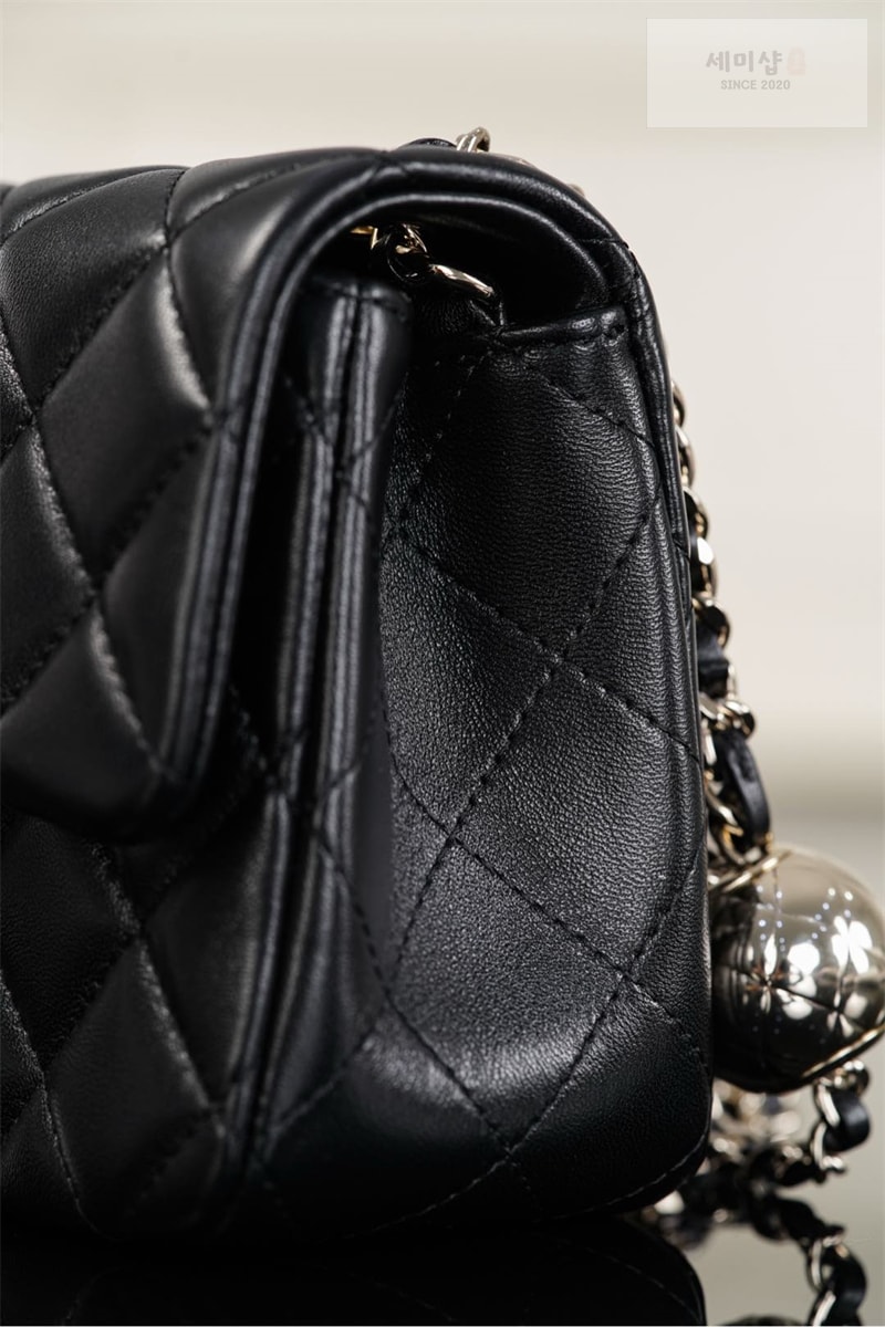 샤넬 샤넬 25K 골드볼 클래식 플랩백 미니 블랙 블랙 Bag 10번 이미지