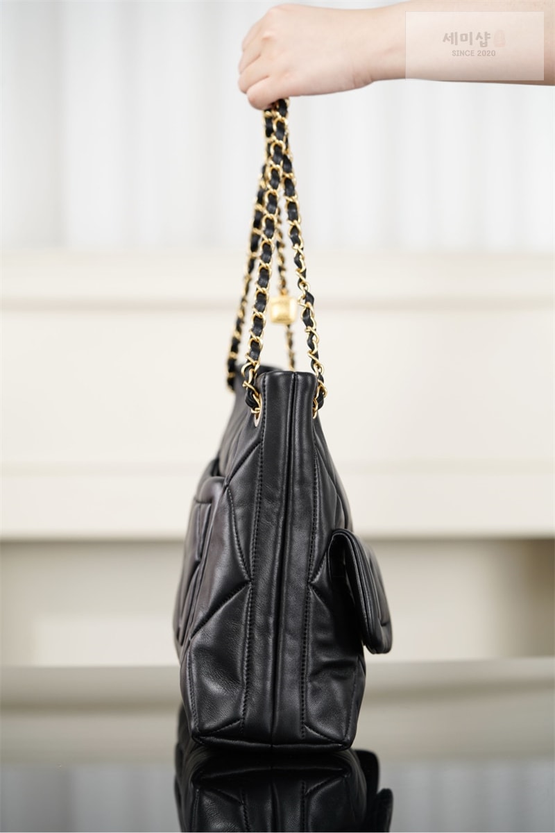C H A N E L 샤넬 25K 쇼퍼백 골드메탈 램스킨 블랙 Bag 7번 이미지
