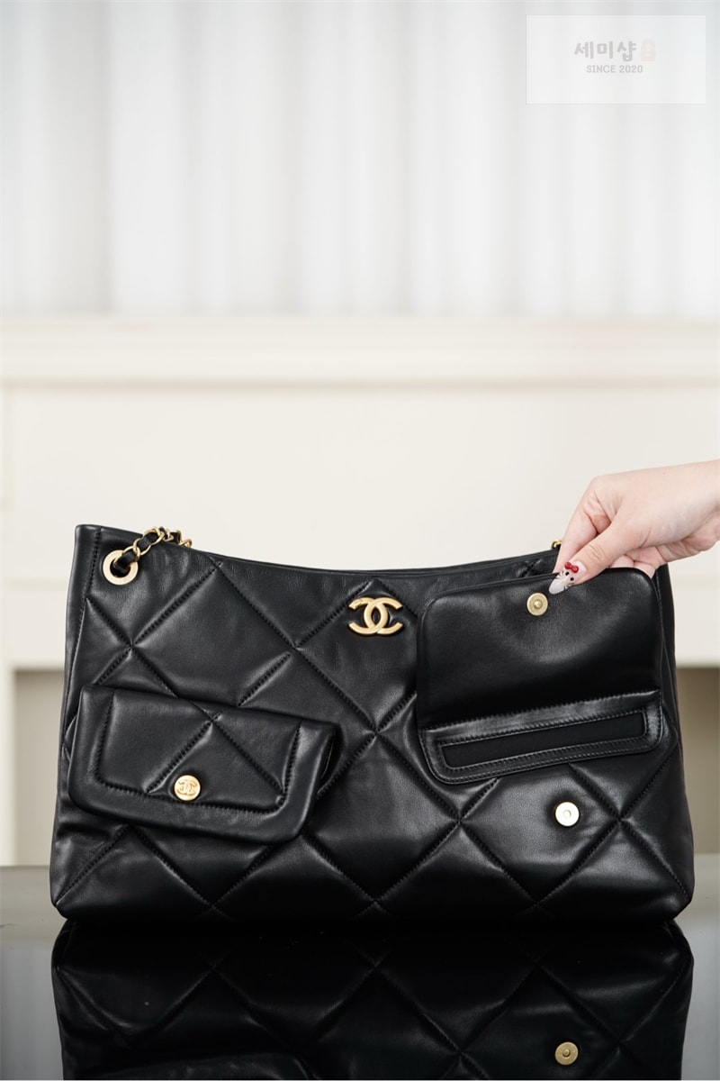 C H A N E L 샤넬 25K 쇼퍼백 골드메탈 램스킨 블랙 Bag 4번 이미지
