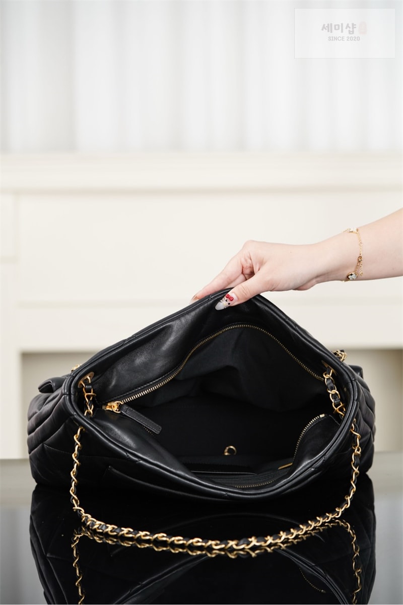 C H A N E L 샤넬 25K 쇼퍼백 골드메탈 램스킨 블랙 Bag 8번 이미지