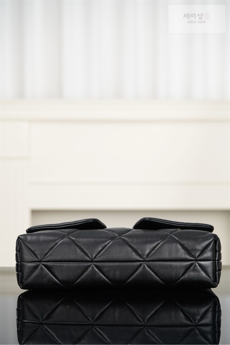 C H A N E L 샤넬 25K 쇼퍼백 골드메탈 램스킨 블랙 Bag 9번 이미지