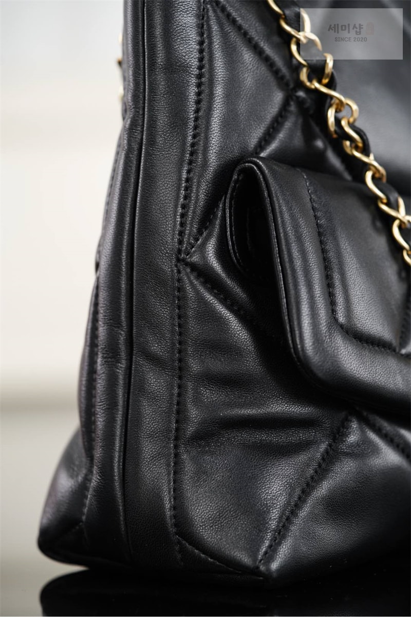 C H A N E L 샤넬 25K 쇼퍼백 골드메탈 램스킨 블랙 Bag 2번 이미지