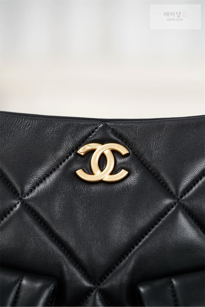C H A N E L 샤넬 25K 쇼퍼백 골드메탈 램스킨 블랙 Bag 10번 이미지