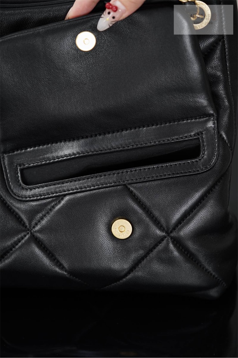 C H A N E L 샤넬 25K 쇼퍼백 골드메탈 램스킨 블랙 Bag 17번 이미지