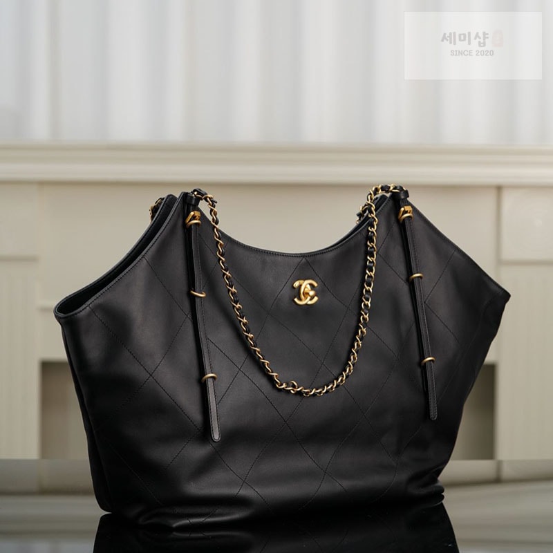 C H A N E L 샤넬 25S 골드메탈 맥시 토트 쇼핑백 블랙 Bag 2번 이미지