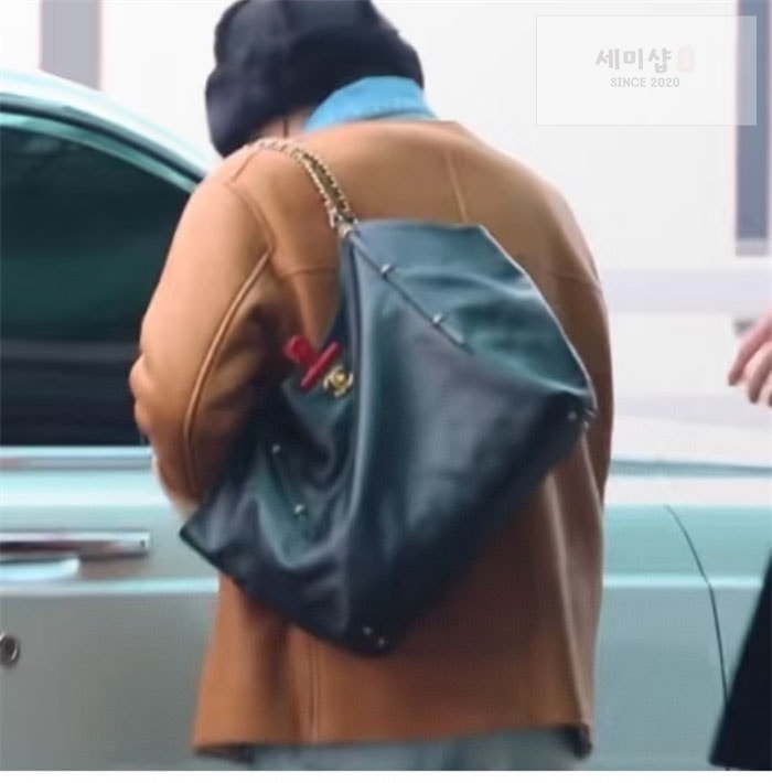 C H A N E L 샤넬 25S 골드메탈 맥시 토트 쇼핑백 블랙 Bag 7번 이미지