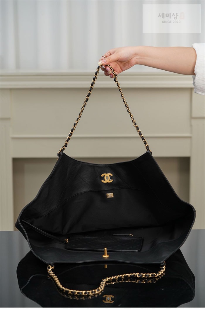 C H A N E L 샤넬 25S 골드메탈 맥시 토트 쇼핑백 블랙 Bag 3번 이미지