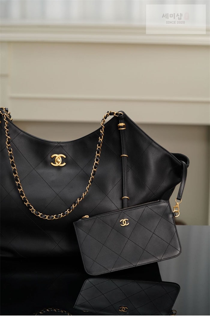 C H A N E L 샤넬 25S 골드메탈 맥시 토트 쇼핑백 블랙 Bag 8번 이미지