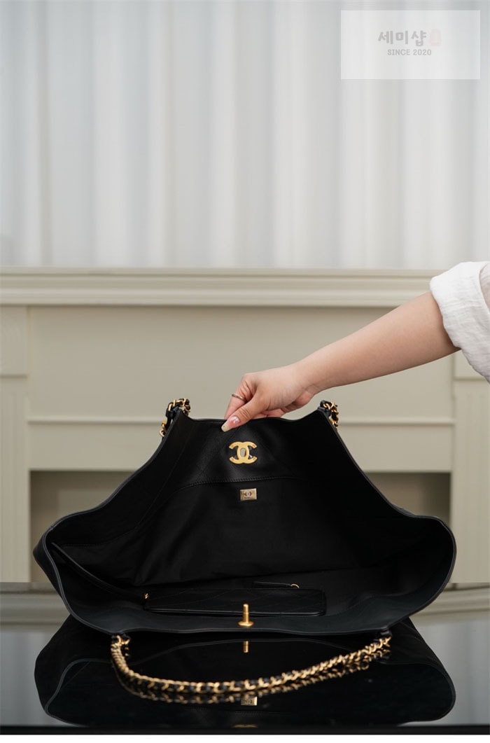C H A N E L 샤넬 25S 골드메탈 맥시 토트 쇼핑백 블랙 Bag 14번 이미지