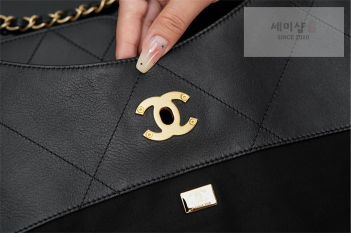 C H A N E L 샤넬 25S 골드메탈 맥시 토트 쇼핑백 블랙 Bag 22번 이미지